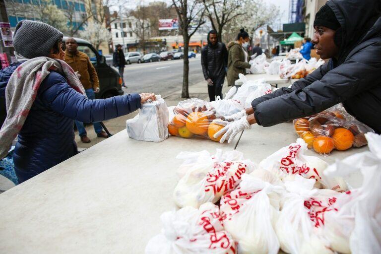 خبرنگاران هجوم نیویورکی ها به خیریه ها برای دریافت یاری غذایی
