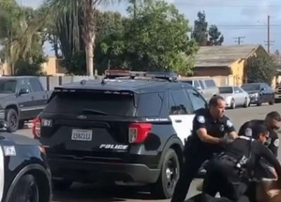 مشت زنی پلیس به صورت یک زن دستگیرشده در کالیفرنیا